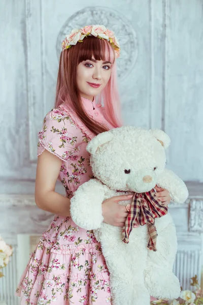 Boneca Jovem Bonita Vestido Rosa Sala Com Brinquedos Urso Pelúcia — Fotografia de Stock