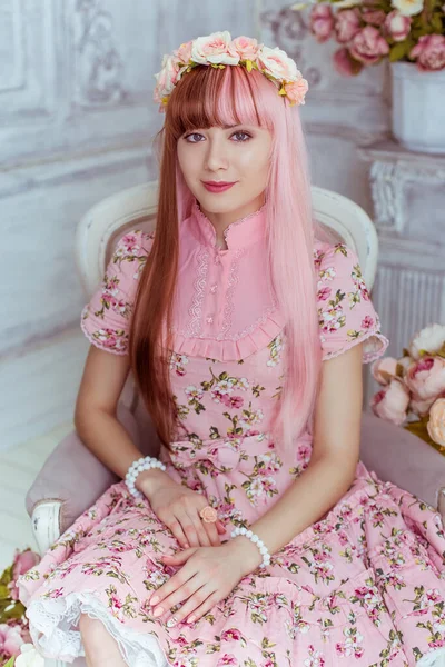 Красивая Молодая Женщина Кукла Розовом Платье Комнате Цветами Сидя Стуле — стоковое фото