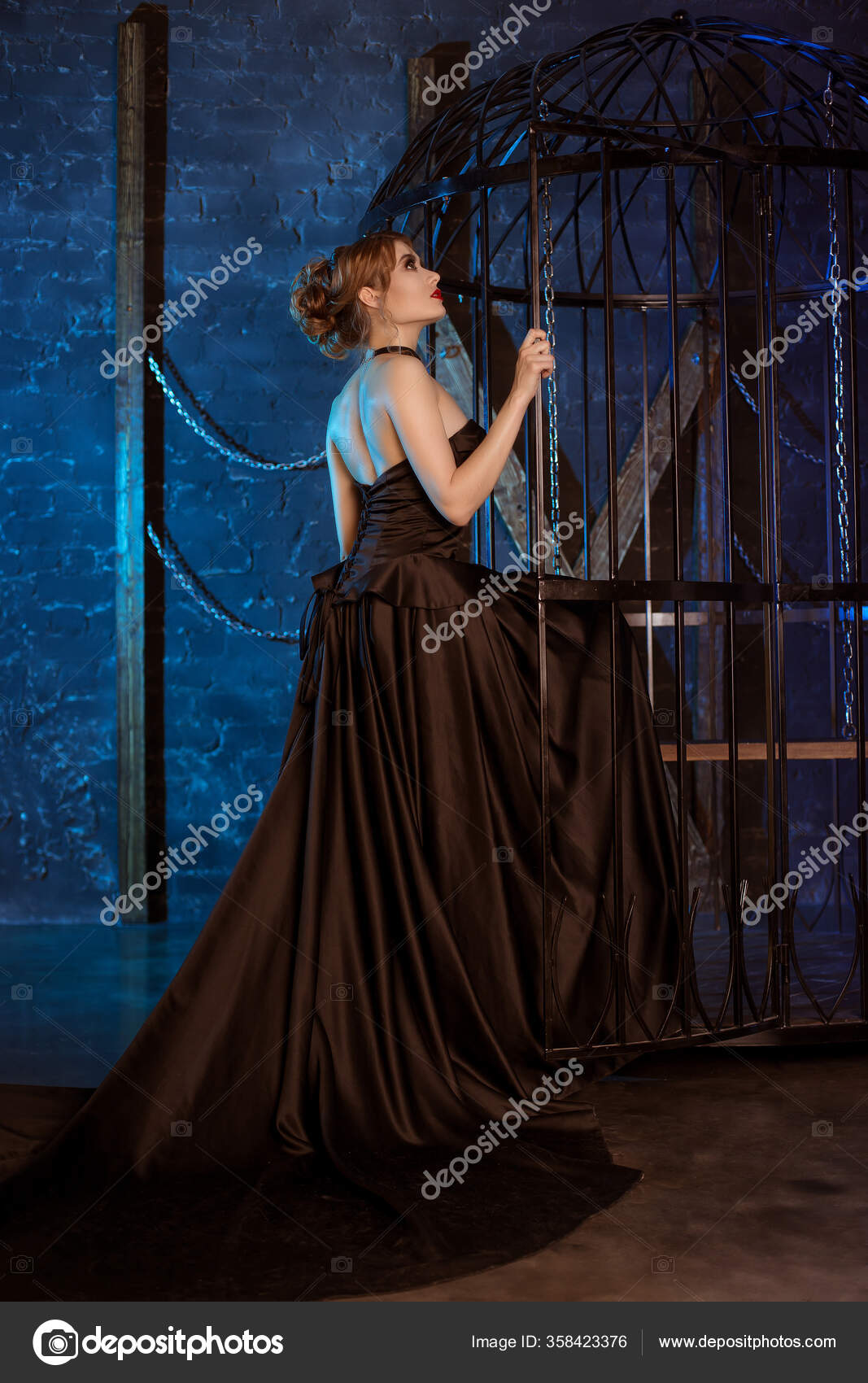 Una Hermosa Mujer Vestido Noche Elegante Negro Está Pie Una: fotografía de  stock © Nadin_Inaya #358423376 | Depositphotos