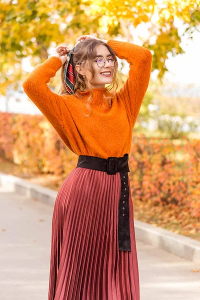 Belle Jeune Femme Dans Une Rue Dans Parc Octobre Fille — Photo