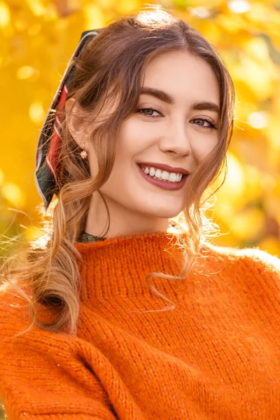 Close Portrait Beautiful Young Woman Street Park October Girl Wearing — Stock Photo, Image