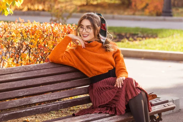 Uma Bela Jovem Mulher Senta Num Banco Outono Outubro Menina — Fotografia de Stock