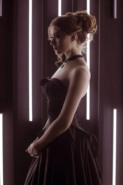 Uma Bela Sexy Jovem Mulher Vestido Noite Preto Está Perfil — Fotografia de Stock