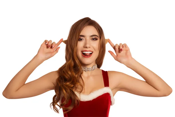 クリスマスの赤いドレスで美しい女性の自己 鋭い耳だ サンタの助手だクラウスさん コスチュームパーティー 白を背景に隔離 — ストック写真
