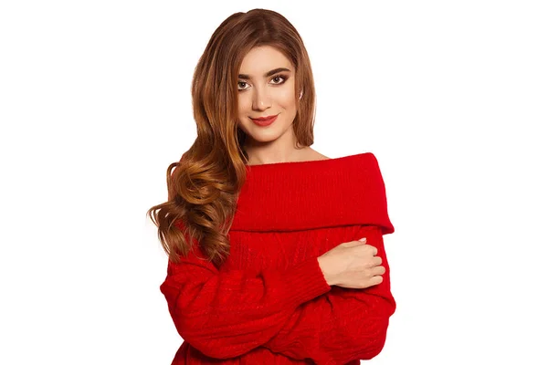 白い背景に赤いセーターの美しい 若い女の子の肖像画 孤立したクリスマス — ストック写真