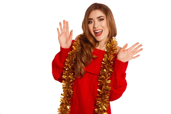 白い背景に赤いセーターの美しい 若い女の子の肖像画 プライブ クリスマス — ストック写真