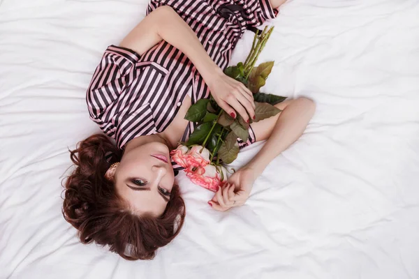 Schöne Sexy Heiße Mädchen Gestreiften Satin Pyjama Liegt Auf Einem — Stockfoto