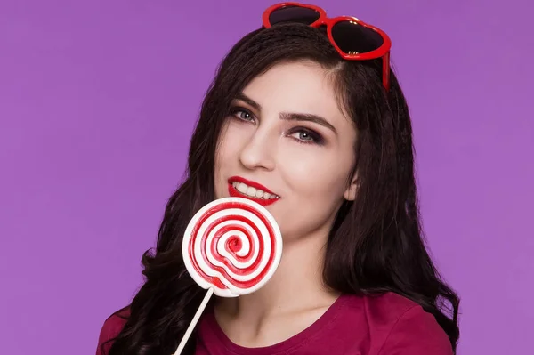 Beautiful Brunette Woman Holding Lollipop Smiling Heart Wearing Sunglasses Retro — Stock Photo, Image