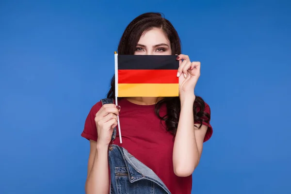 Hermosa Morena Sosteniendo Una Bandera Alemania Sus Manos Cubriéndose Boca — Foto de Stock