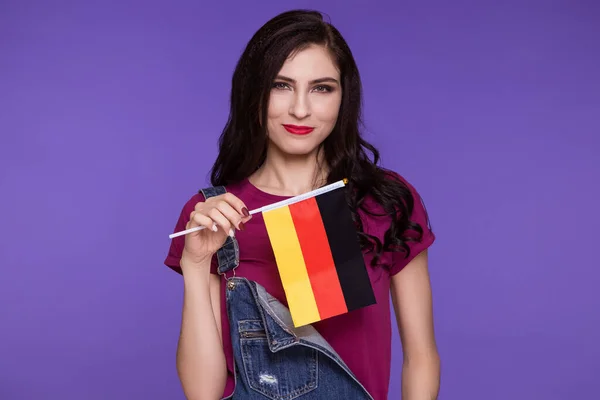 Гарна Брюнетка Тримає Руках Прапор Малечею Пурпуровому Фоні Вивчати Німецьку — стокове фото