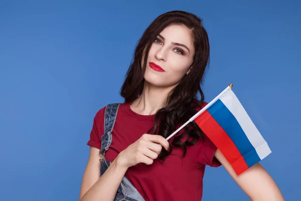 Een Mooie Brunette Met Een Russische Vlag Een Blauwe Achtergrond — Stockfoto