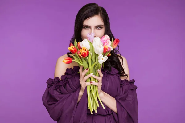 Mulher Bonita Jovem Morena Fica Fundo Roxo Vestido Buquê Tulipas — Fotografia de Stock