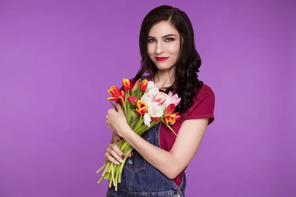 Mulher Bonita Morena Fica Fundo Roxo Macacão Jeans Camiseta Com — Fotografia de Stock