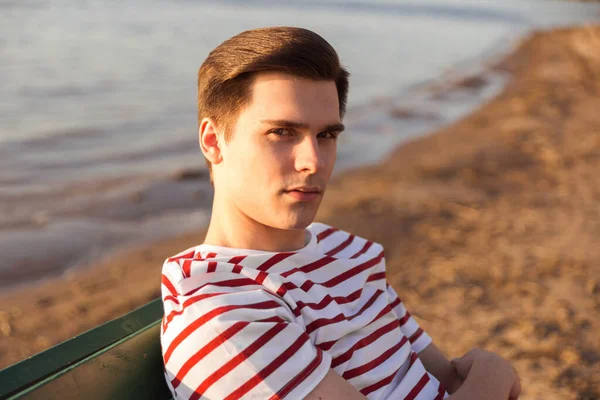 Joven Guapo Hombre Con Una Camisa Blanca Rayas Pantalones Cortos — Foto de Stock