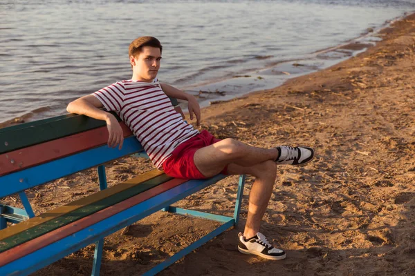 Joven Guapo Hombre Con Una Camisa Blanca Rayas Pantalones Cortos — Foto de Stock