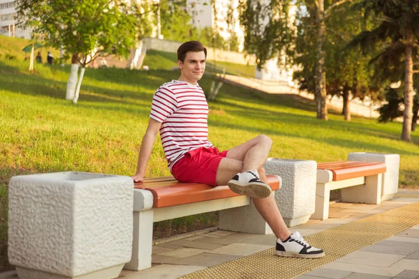 Stilig Ung Kille Man Vit Randig Skjorta Och Shorts Sitter — Stockfoto