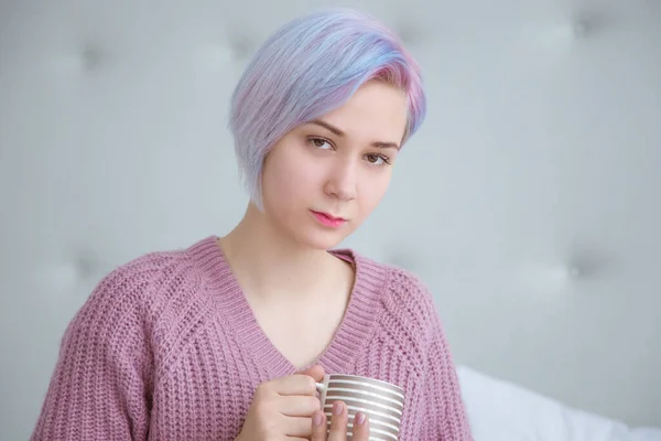 Uma Bela Jovem Com Cabelo Azul Está Sentada Uma Cama — Fotografia de Stock