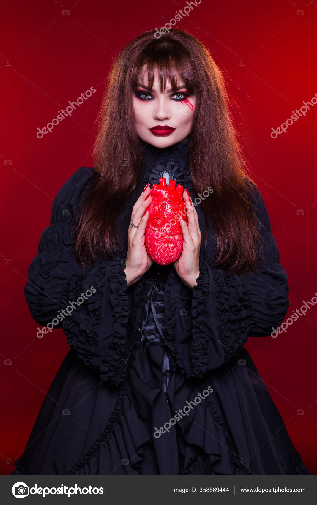 Jovem mulher com maquiagem de vampiro gótico na festa de halloween sobre  fundo preto