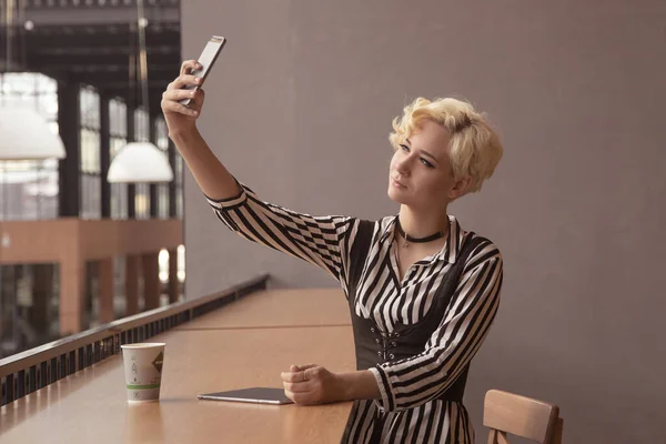 Vonzó Szőke Asztalnál Szelfit Mosolyt Képet Készít Boldog Lány Kávéval — Stock Fotó