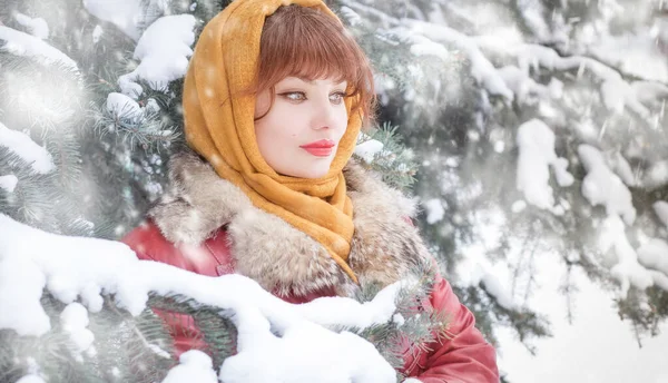 Beautiful Slavic Woman Winter Headscarf Her Head Looks Out Distance — Stock Photo, Image