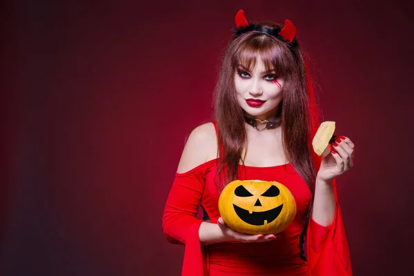 Hermosa Sexy Una Mujer Con Disfraz Diablo Sostiene Una Calabaza — Foto de Stock