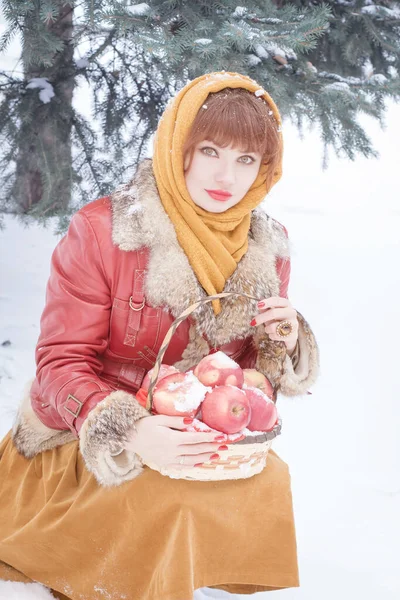 Mulher Eslava Bonita Inverno Lenço Cabeça Fundo Árvores Coníferas Senta — Fotografia de Stock