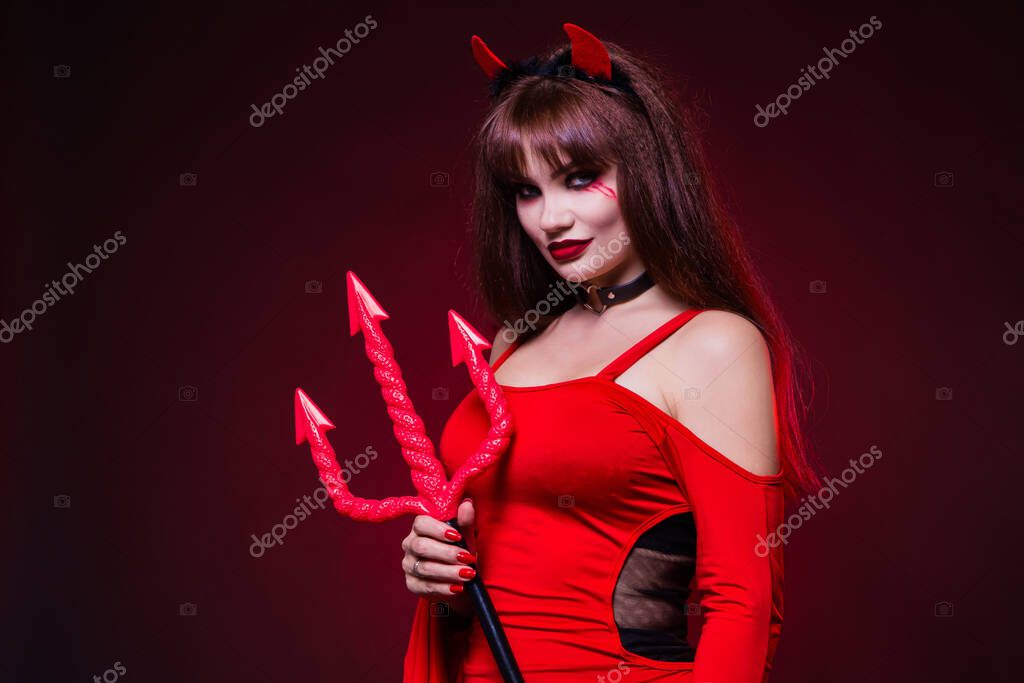 Una Bella Donna Sexy Costume Diavolo Demone Con Corna Forconi - Foto Stock:  Foto, Immagini © Nadin_Inaya 358870134