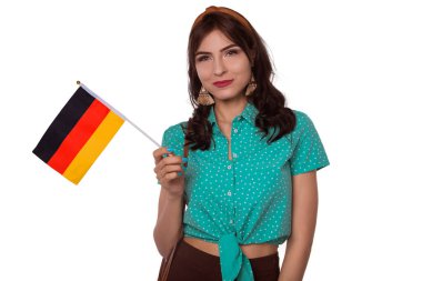 Elinde Alman bayrağı tutan güzel esmer kadın Almanca öğreniyor. Seyahat. Ayır, beyaz arkaplan,