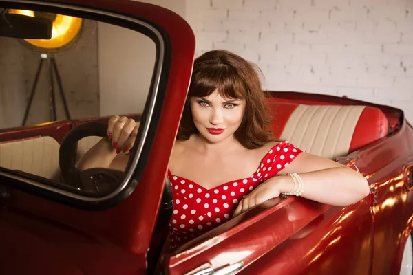 Schöne Sexy Pin Mädchen Sitzt Roten Auto — Stockfoto