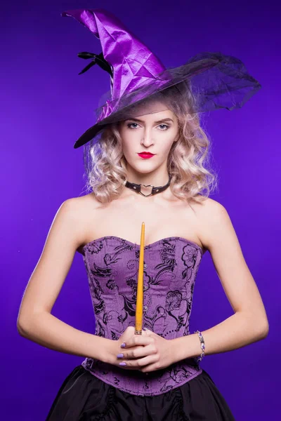 Mujer Hermosa Rubia Con Buen Disfraz Bruja Sobre Fondo Púrpura — Foto de Stock