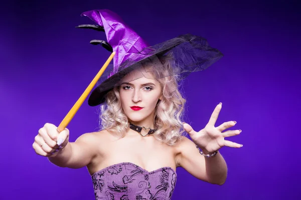 Uma Mulher Bonita Loira Bom Traje Bruxa Fundo Roxo Segura — Fotografia de Stock