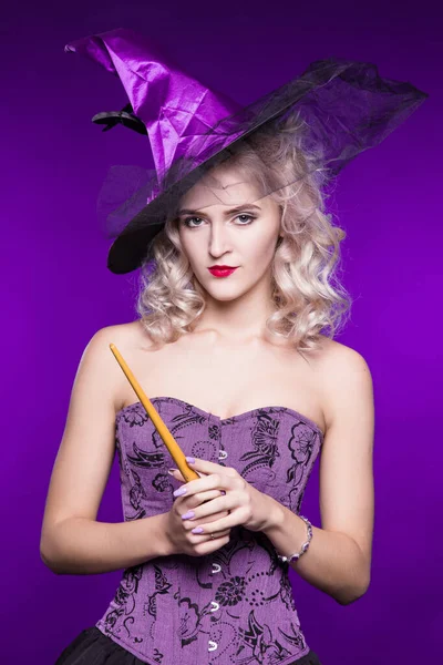 Mujer Hermosa Rubia Con Buen Disfraz Bruja Sobre Fondo Púrpura — Foto de Stock