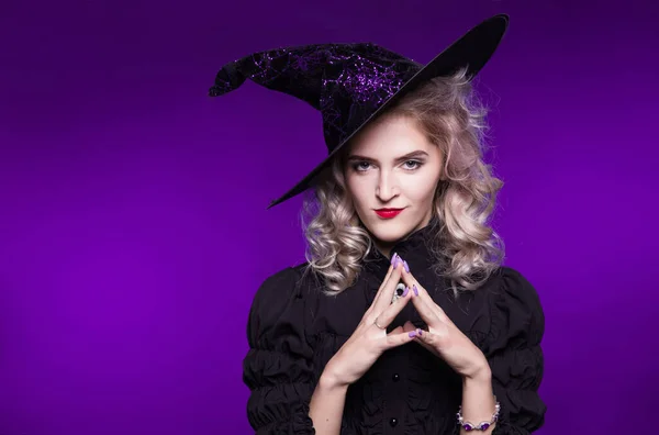 Belle Femme Sorcière Sorcière Blonde Portrait Sur Fond Violet Américain — Photo