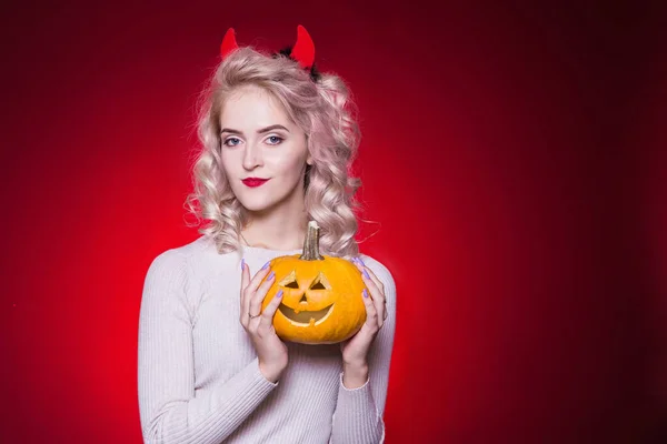 Krásná Blondýnka Mazaným Pohledem Rohy Hlavě Šaty Halloweenskou Párty Drží — Stock fotografie