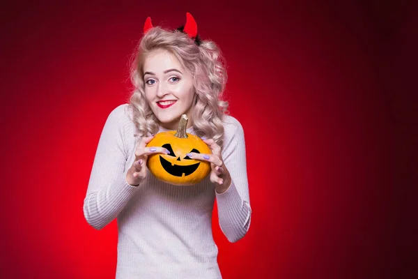 Krásná Blondýnka Mazaným Pohledem Rohy Hlavě Šaty Halloweenskou Párty Drží — Stock fotografie