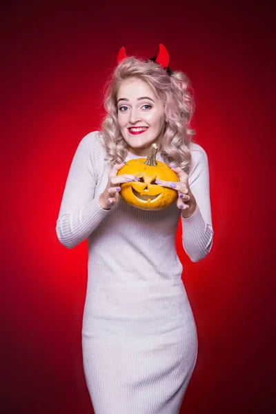 Krásná Blondýnka Mazaným Pohledem Rohy Hlavě Šaty Halloweenskou Párty Drží — Stock fotografie