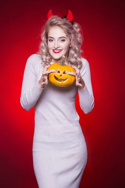 Krásná Blondýnka Mazaným Pohledem Rohy Hlavě Šaty Halloweenskou Párty Drží — Stock fotografie