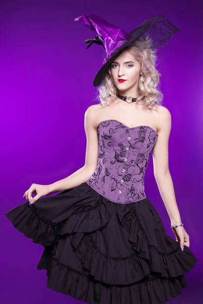Hermosa Mujer Rubia Con Buen Disfraz Bruja Sobre Fondo Púrpura — Foto de Stock