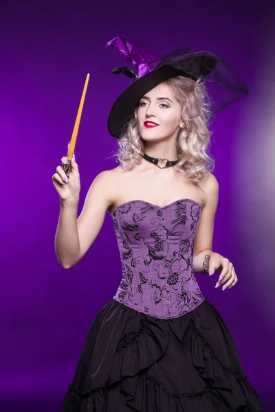 Mujer Hermosa Rubia Con Buen Disfraz Bruja Sobre Fondo Púrpura —  Fotos de Stock