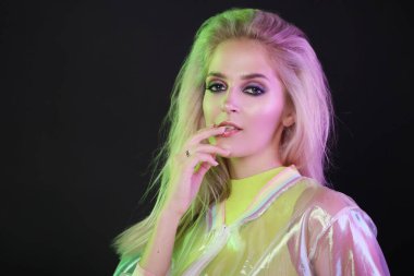 Gece kulübünde neon ışıklı seksi sarışın kadın. Gece hayatı. Doksanlar.