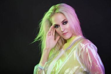 Yakın plan portre. Gece kulübünde neon ışıklı seksi sarışın kadın. Gece hayatı. Doksanlar.