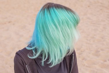 Mavi turkuaz saçlar uçuşurken, başınızı sallayın. Renkli lekeler, saç stili. Modern genç kadın, öğrenci, gayri resmi..