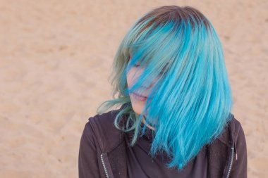 Mavi turkuaz saçlar uçuşurken, başınızı sallayın. Renkli lekeler, saç stili. Modern genç kadın, öğrenci, gayri resmi.