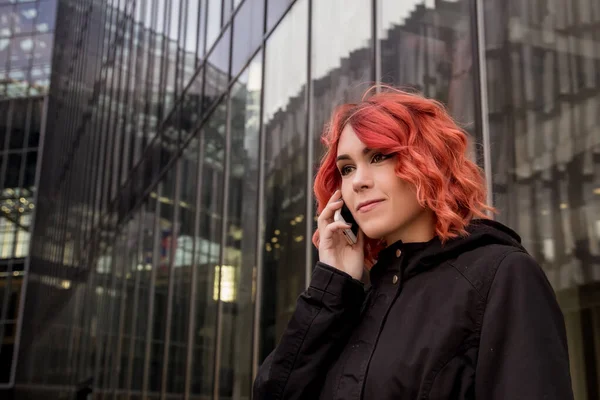 Hermosa Mujer Joven Habla Teléfono Inteligente Sonriendo Contra Edificio Moderno — Foto de Stock