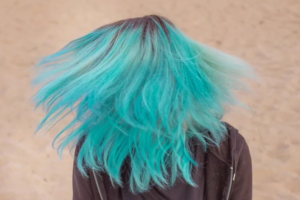 Cabelo Azul Turquesa Voo Abanar Cabeça Coloração Colorida Penteado Jovem — Fotografia de Stock