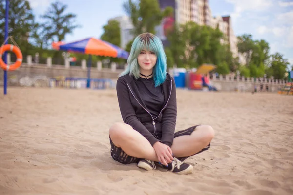 Όμορφη Νεαρή Κοπέλα Κάθεται Στην Παραλία Στην Άμμο Ζεστά Ντυμένη — Φωτογραφία Αρχείου