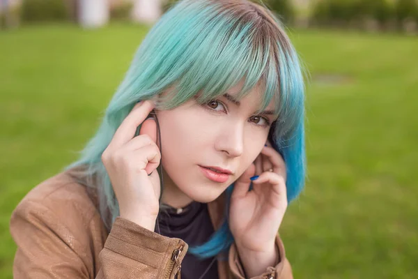 Retrato Cerca Una Hermosa Mujer Joven Con Pelo Color Azul — Foto de Stock