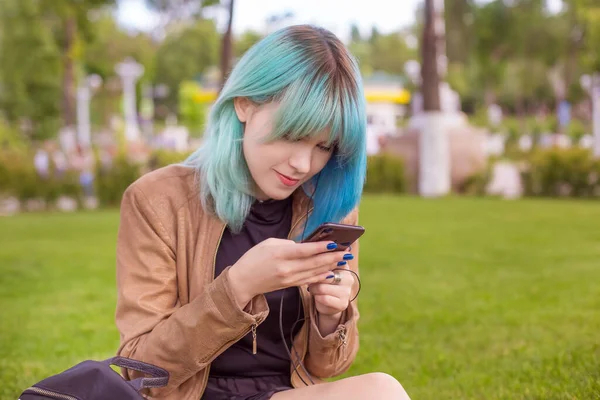 Belle Jeune Femme Aux Cheveux Bleus Colorés Vêtue Vêtements Noirs — Photo