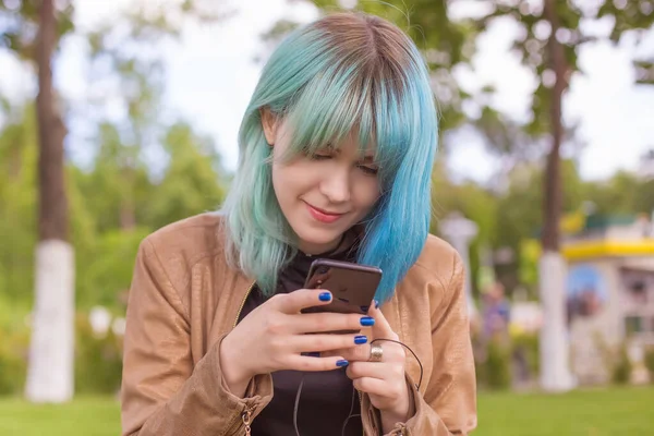 Gyönyörű Fiatal Színes Kék Hajjal Fekete Ruhában Kabátban Egy Parkban — Stock Fotó