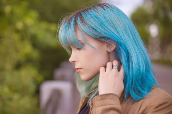 Portret Młodej Pięknej Kobiety Studentki Parku Kolorowymi Niebieskimi Włosami — Zdjęcie stockowe